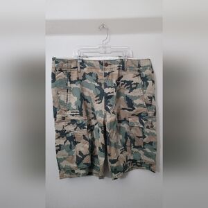 Mens size 36 Levi's Camo utility shorts